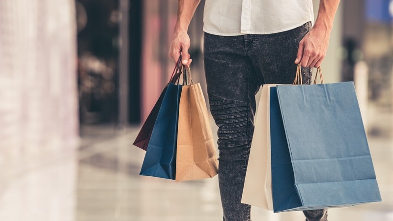 Zebra Retail Shopper Study: man holding shopping bags